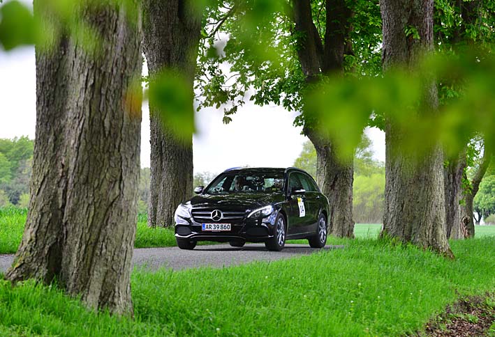 Kim og Erik Bach Sørensen - søn og far - sikrede sig i Mercedes-Benz C200 T BlueTec tredjepladsen i NEZ-opgøret. Weekenden forinden vandt de på Sjælland det 5. Øresund Rally
(Foto: Morten Dam)